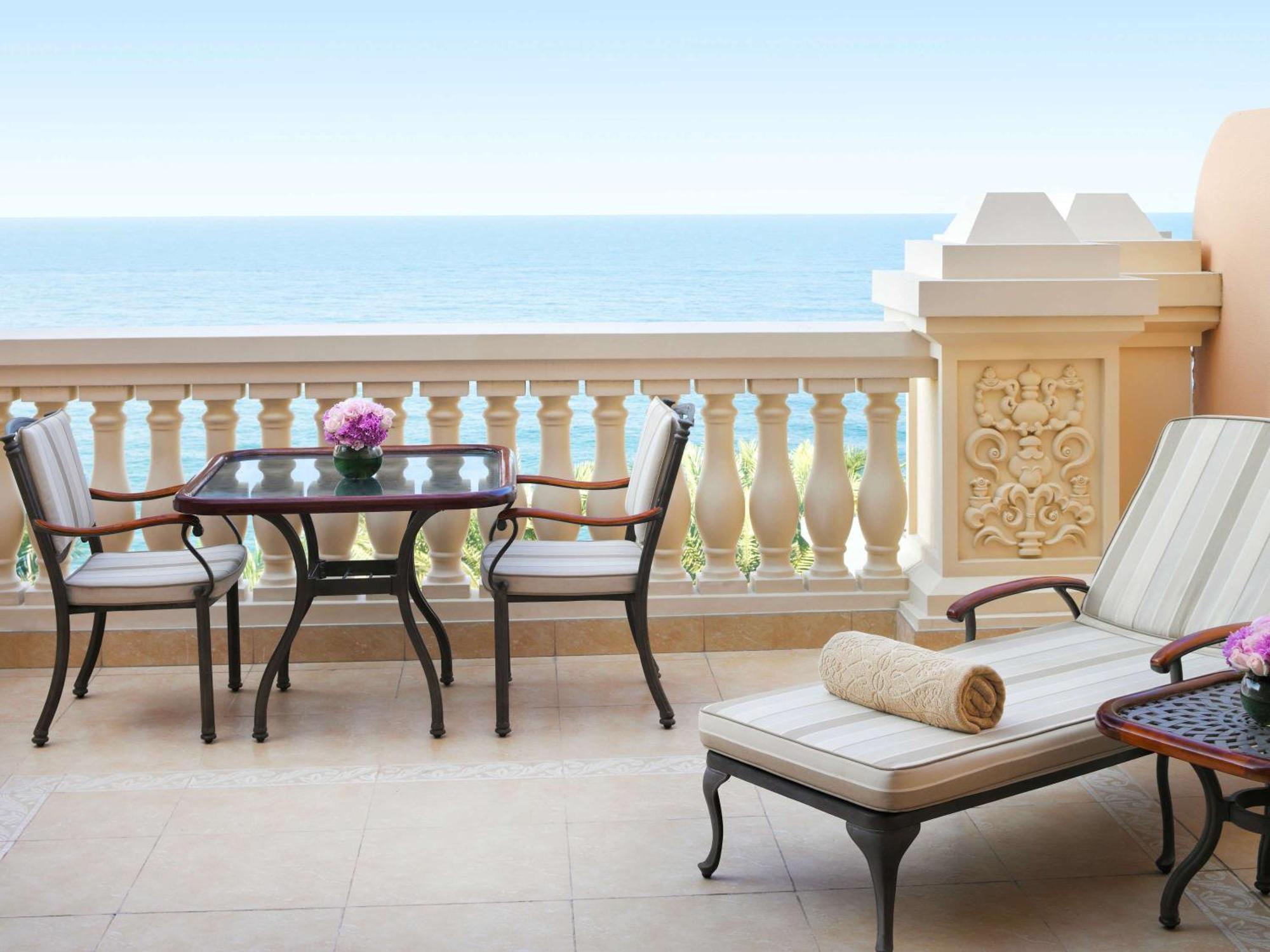 Raffles The Palm Hotel Dubai Exterior photo A balcony at the Four Seasons Hotel