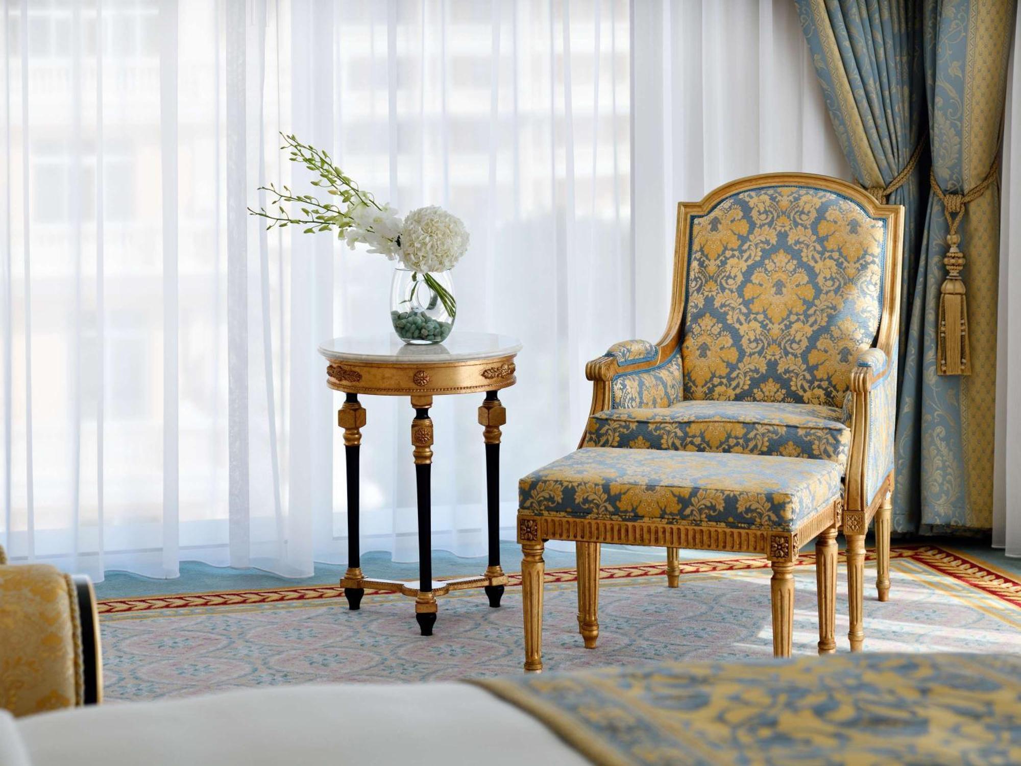 Raffles The Palm Hotel Dubai Exterior photo A bedroom at the Emirates Palace